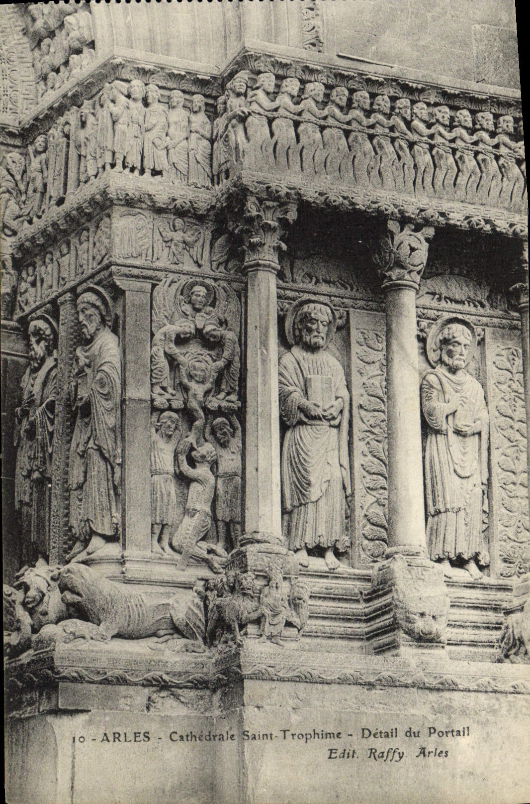 CPA Arles Cathedrale Saint Trophime Detail du portail