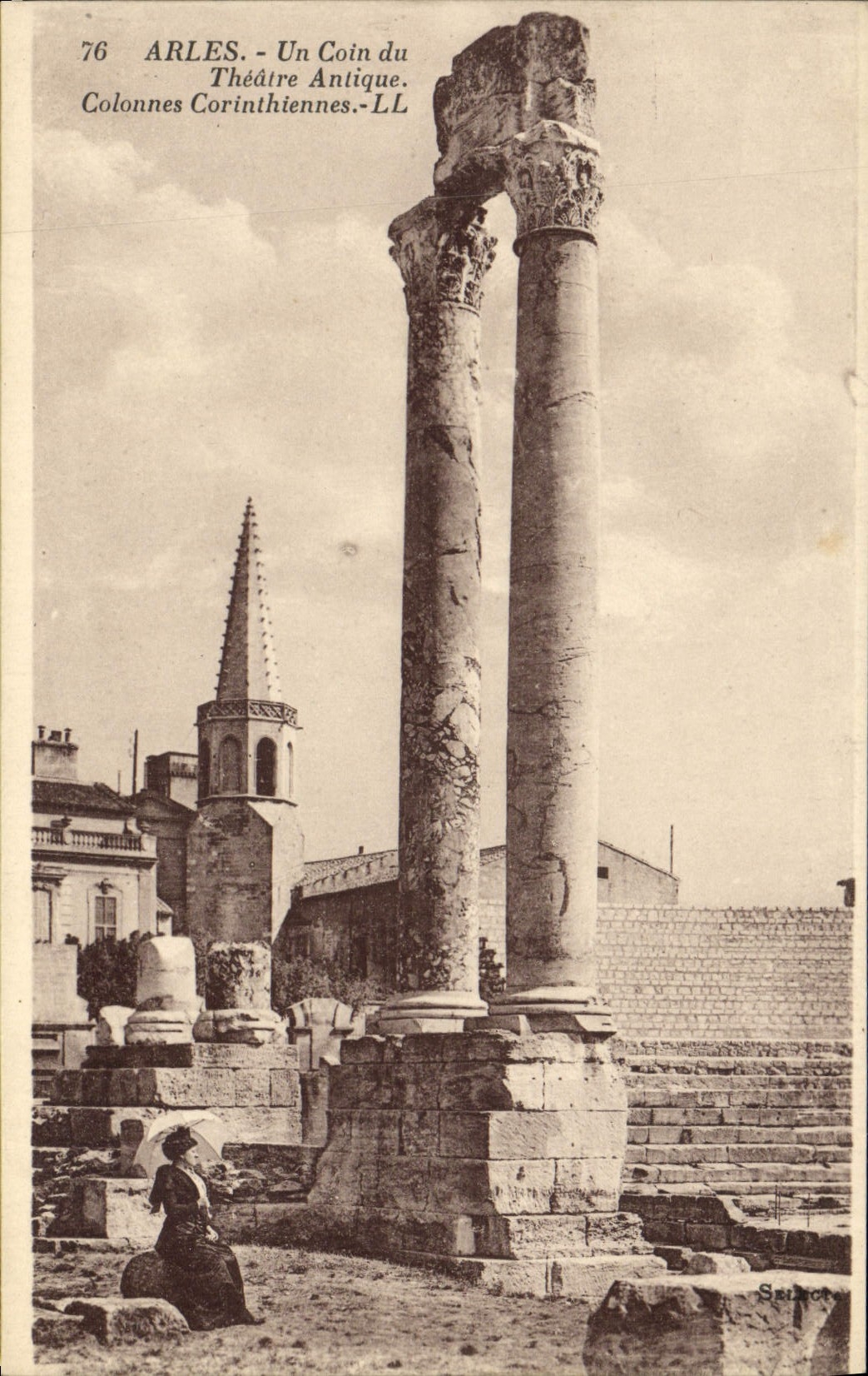 POSTAL Arles de la VENDIMIA una esquina de las columnas antiguas del Corinthian del teatro