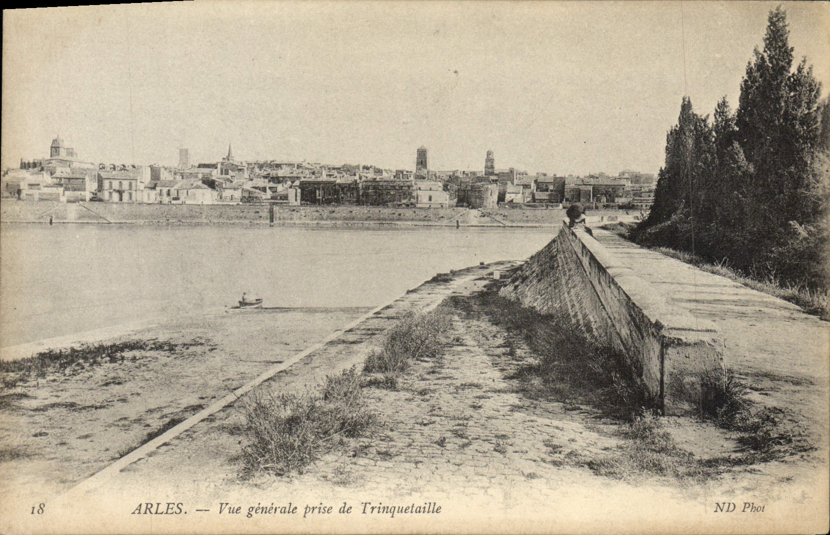 Opinión de Arles de la POSTAL de la VENDIMIA tomada de Trinquetaille