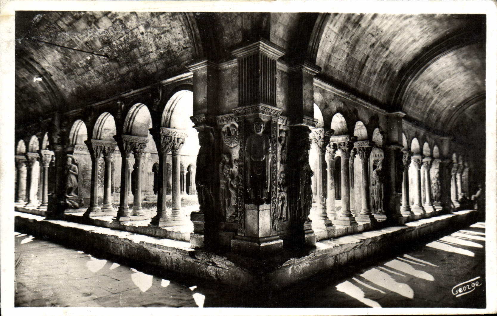 VINTAGE POSTCARD Arles In Provence Cloister St trophime