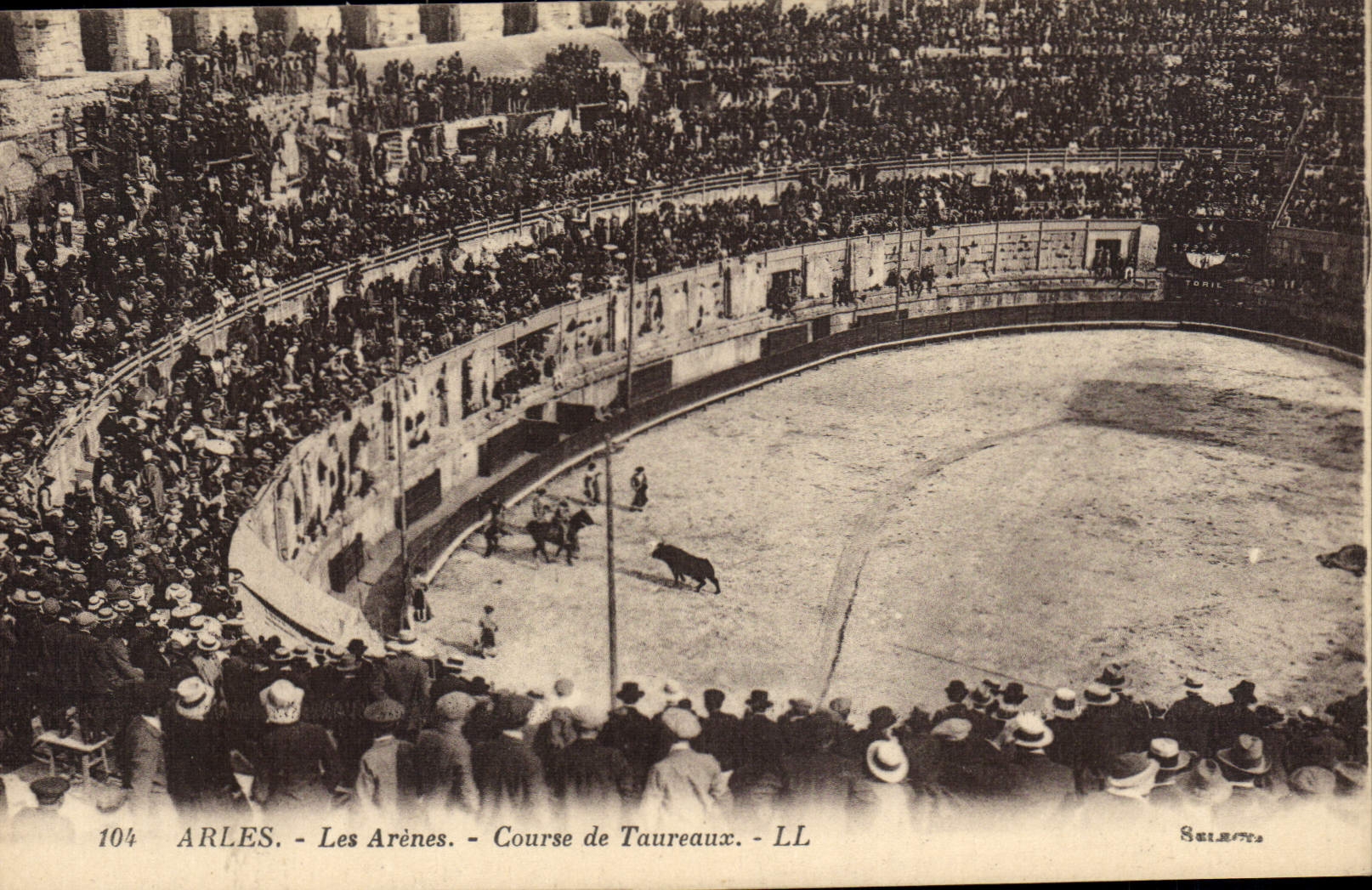 CPA Arles Les Arenes Course de taureaux Corrida