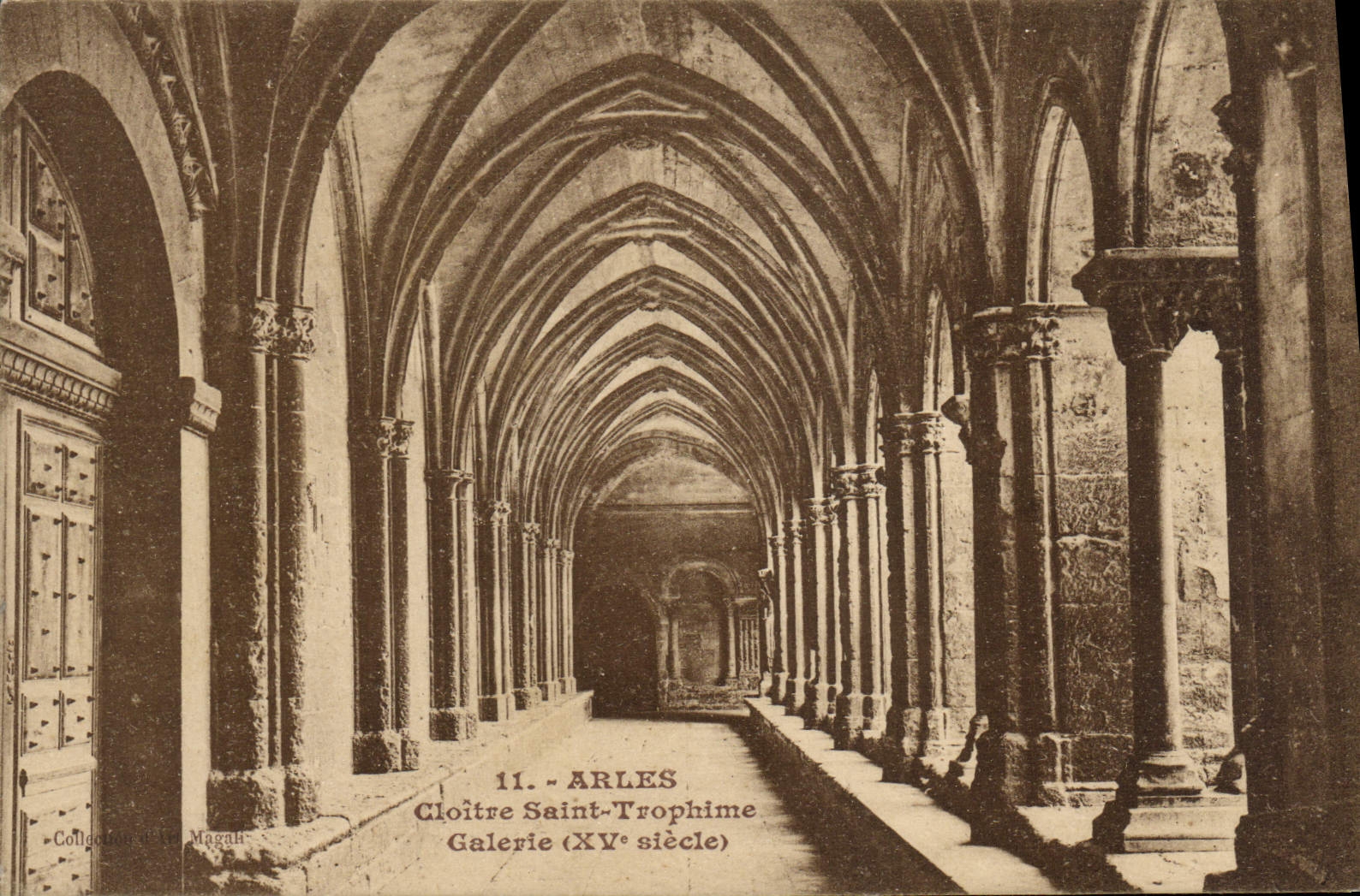 CPA Arles Cloitre saint trophime galerie