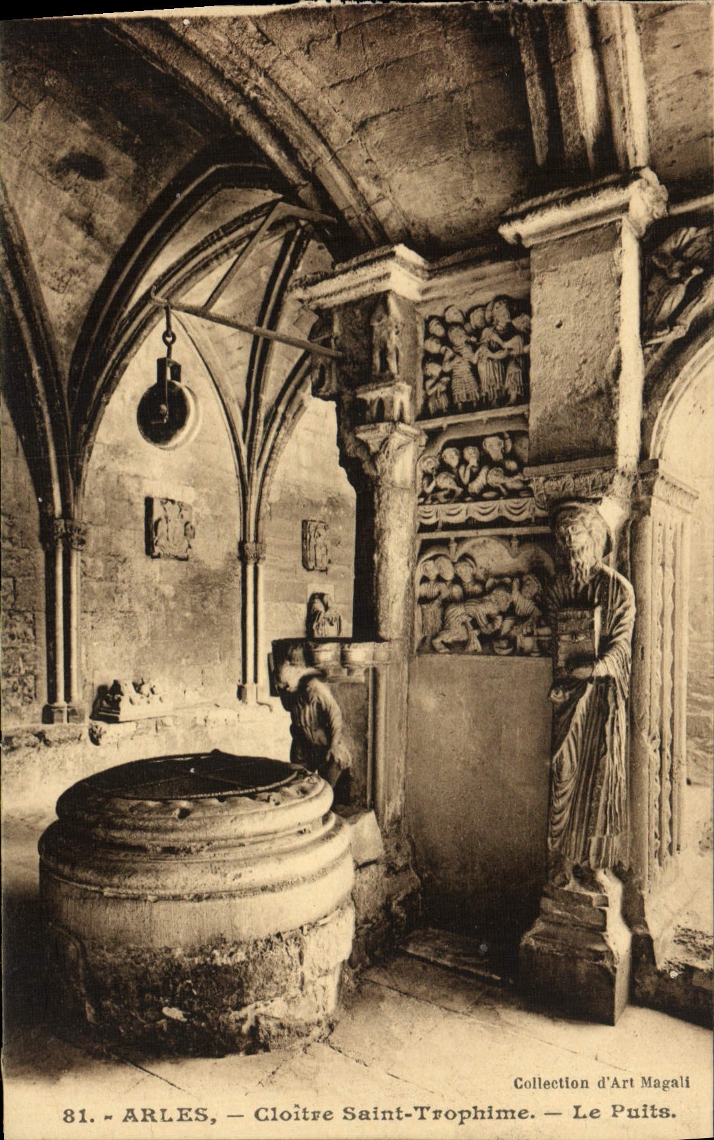 CPA Arles Cloitre saint trophime le puits