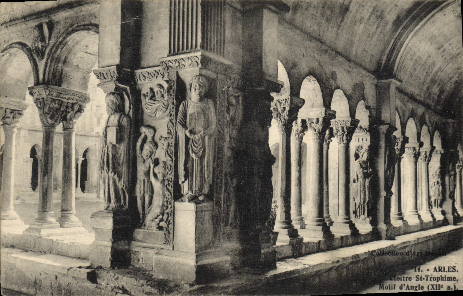 CPA Arles Cloitre saint trophime Motif d'angle