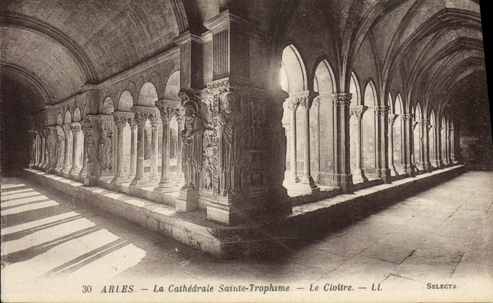 CPA Arles La Cathedrale Sainte Trophime Le Cloitre