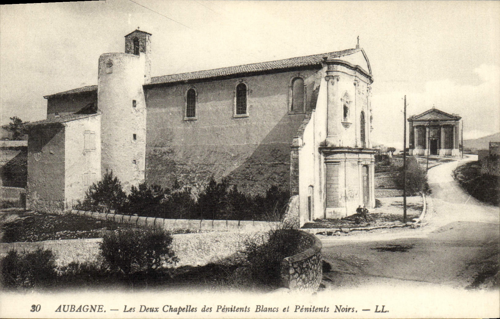 CPA Aubagne Les deux chapelles des penitents blancs et penitents noirs