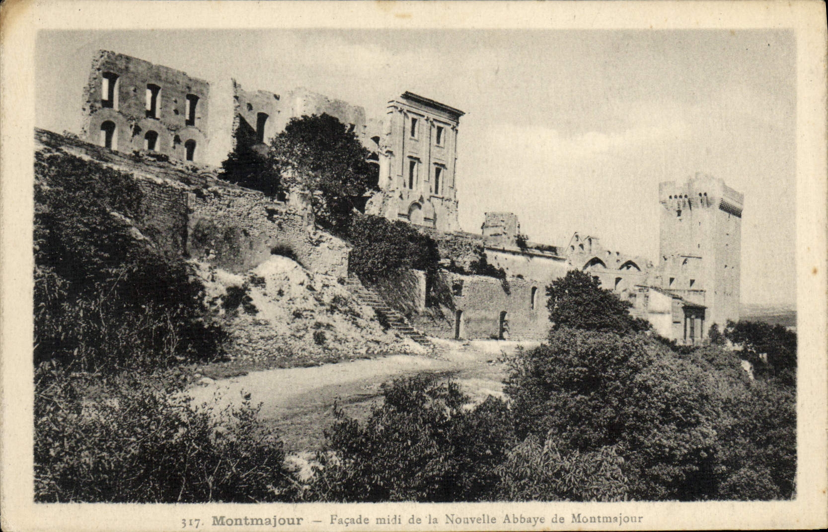 CPA Montmajour Facade Midi de la nouvelle abbaye de montmajour