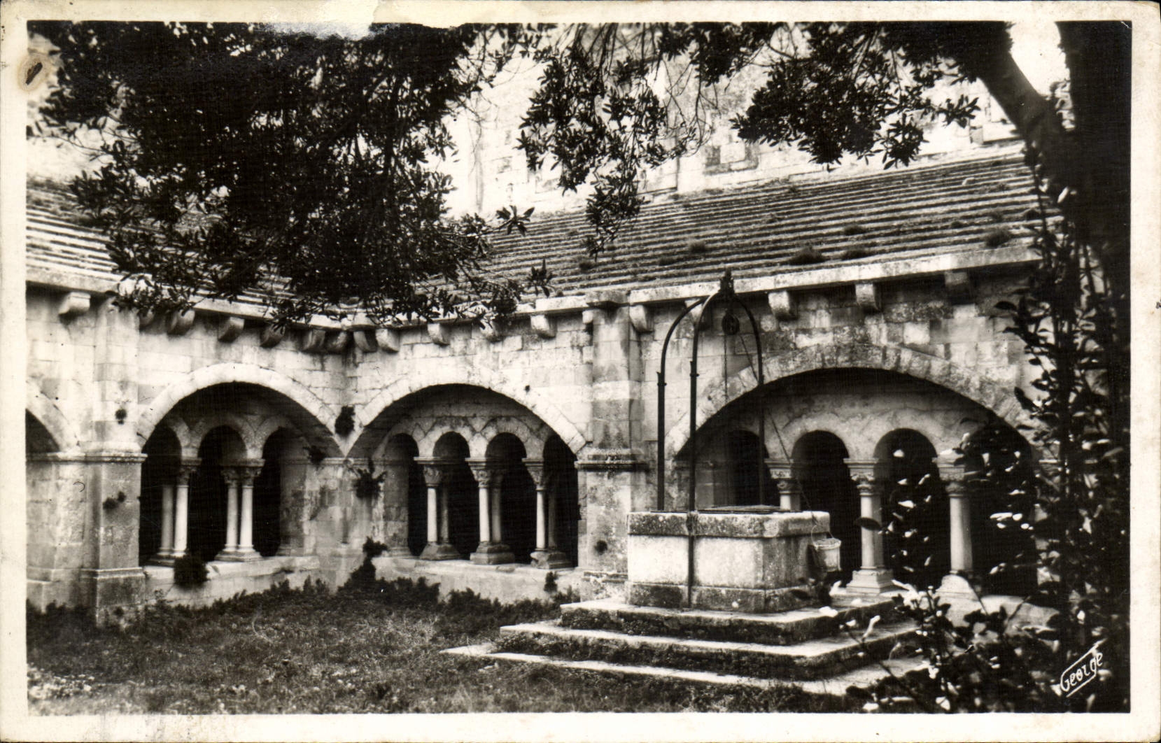 CPA Montmajour Cour du cloitre