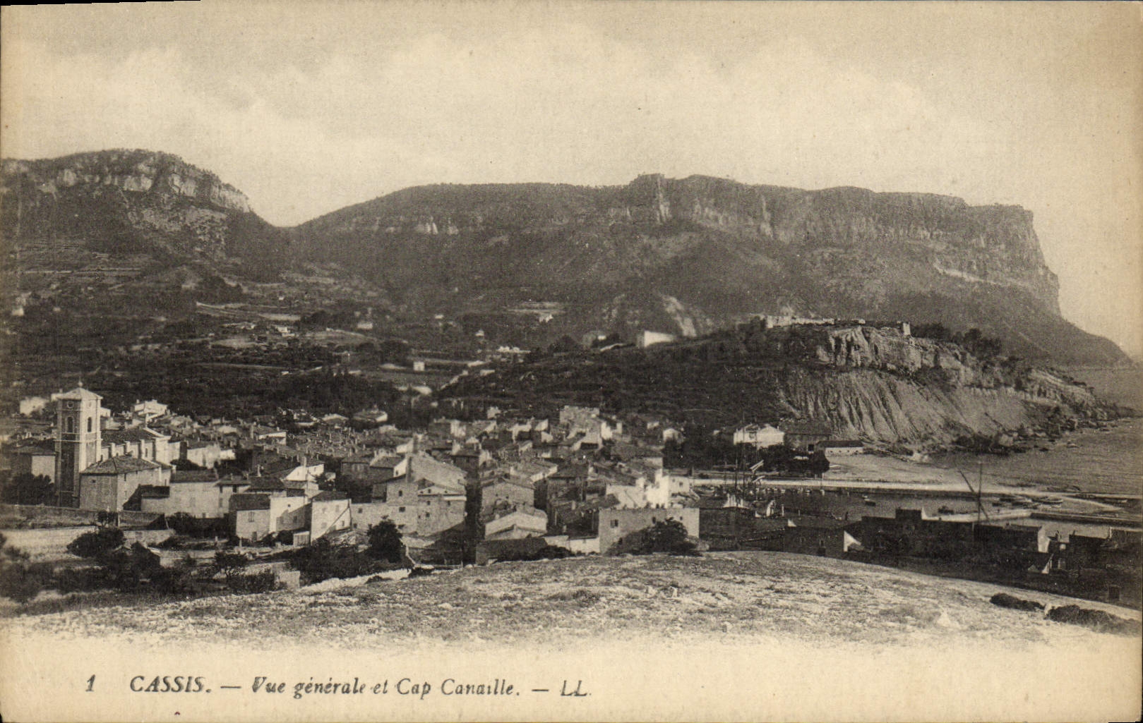 CPA Cassis Vue generale et Cap Canaille