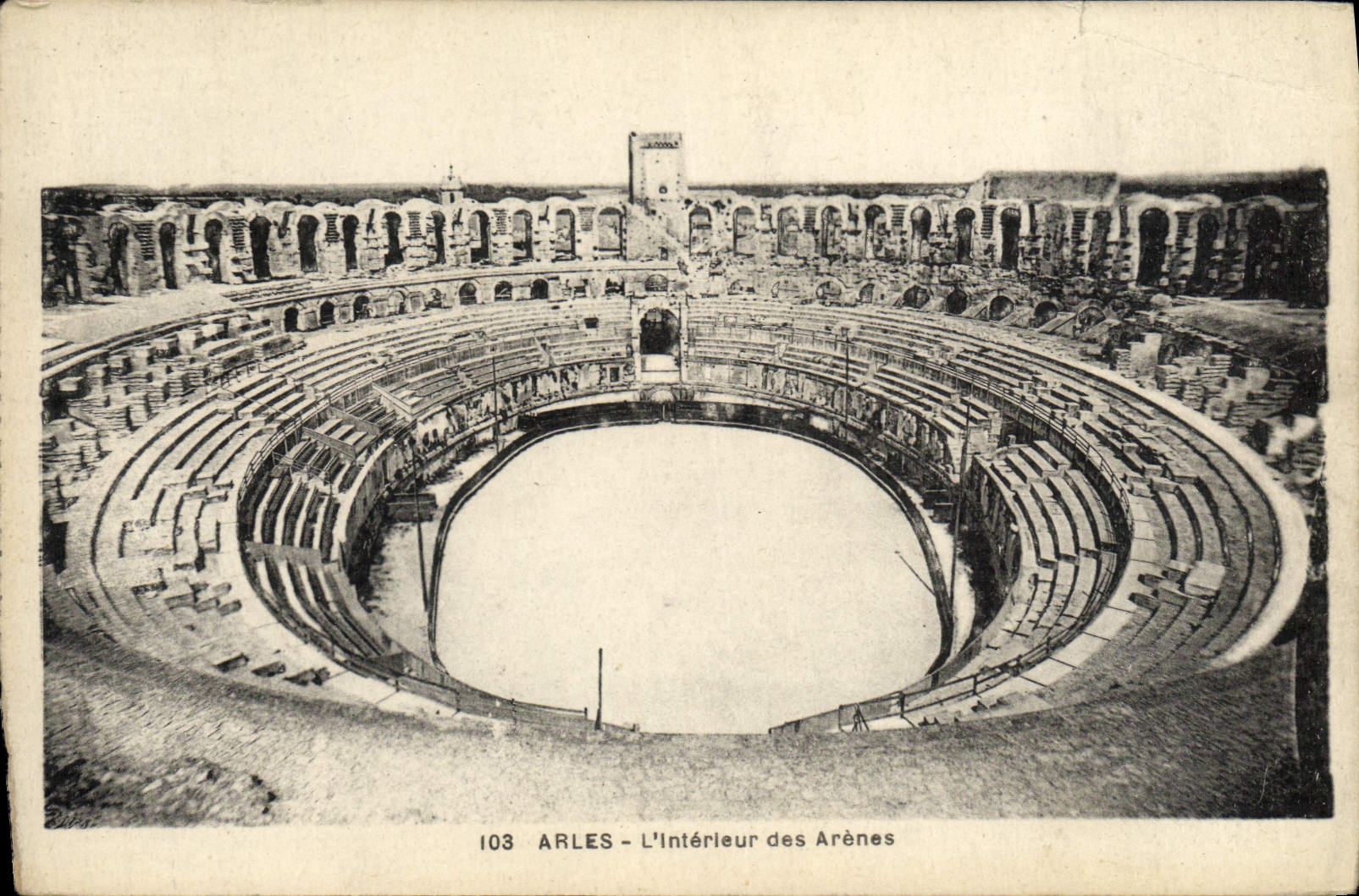 CPA Arles L'Interieur des Arenes