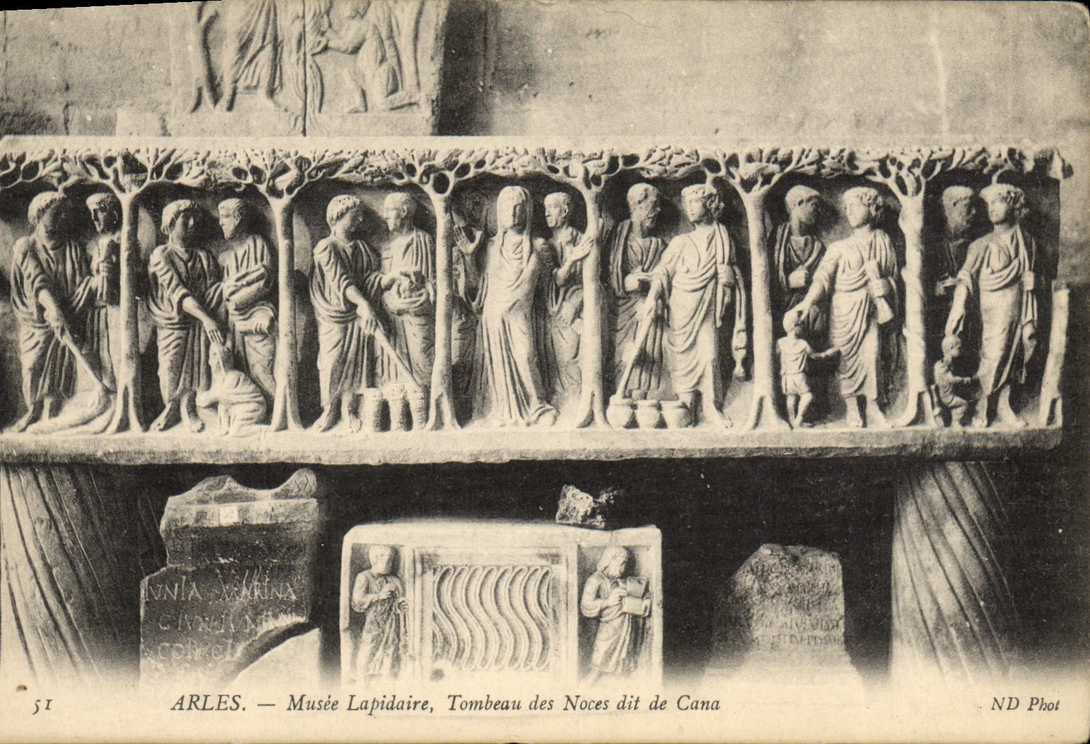 CPA Arles Musee Lapidaire Tombeau des Noces dit de Cana