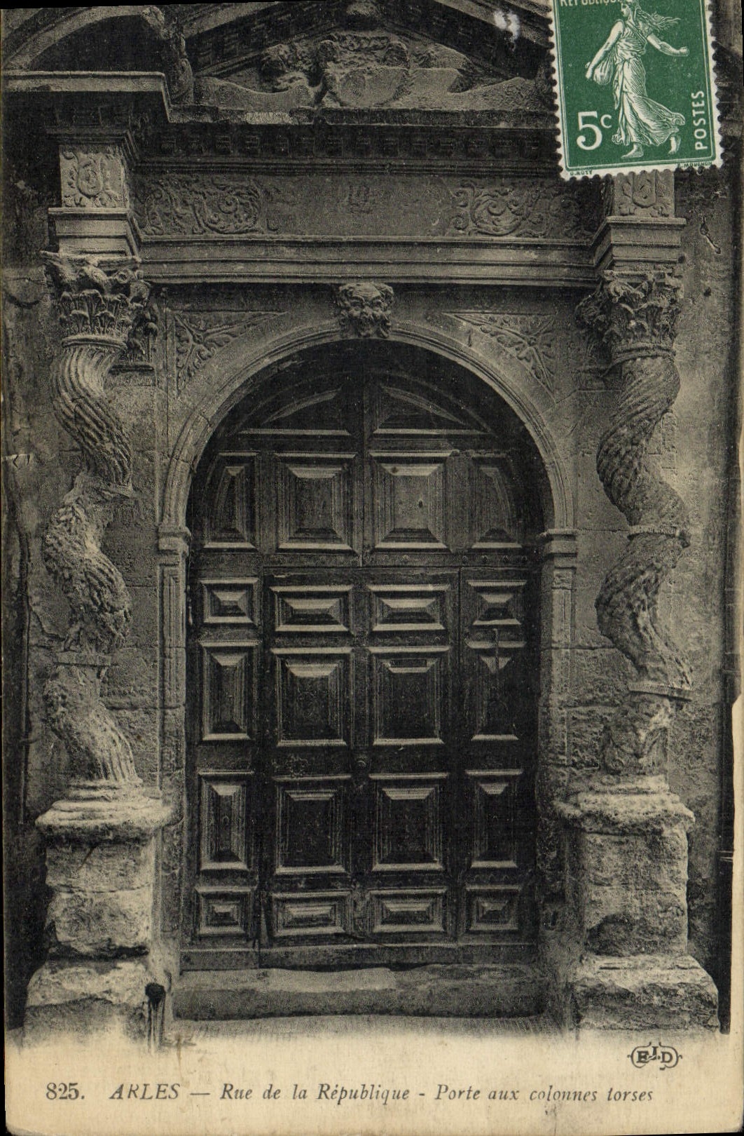 VINTAGE POSTCARD Arles Rue of the Republic Carries to the twisted Columns