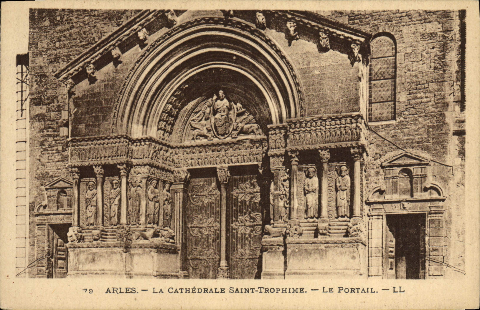 CPA Arles La Cathedrale Saint Trophime Le portail