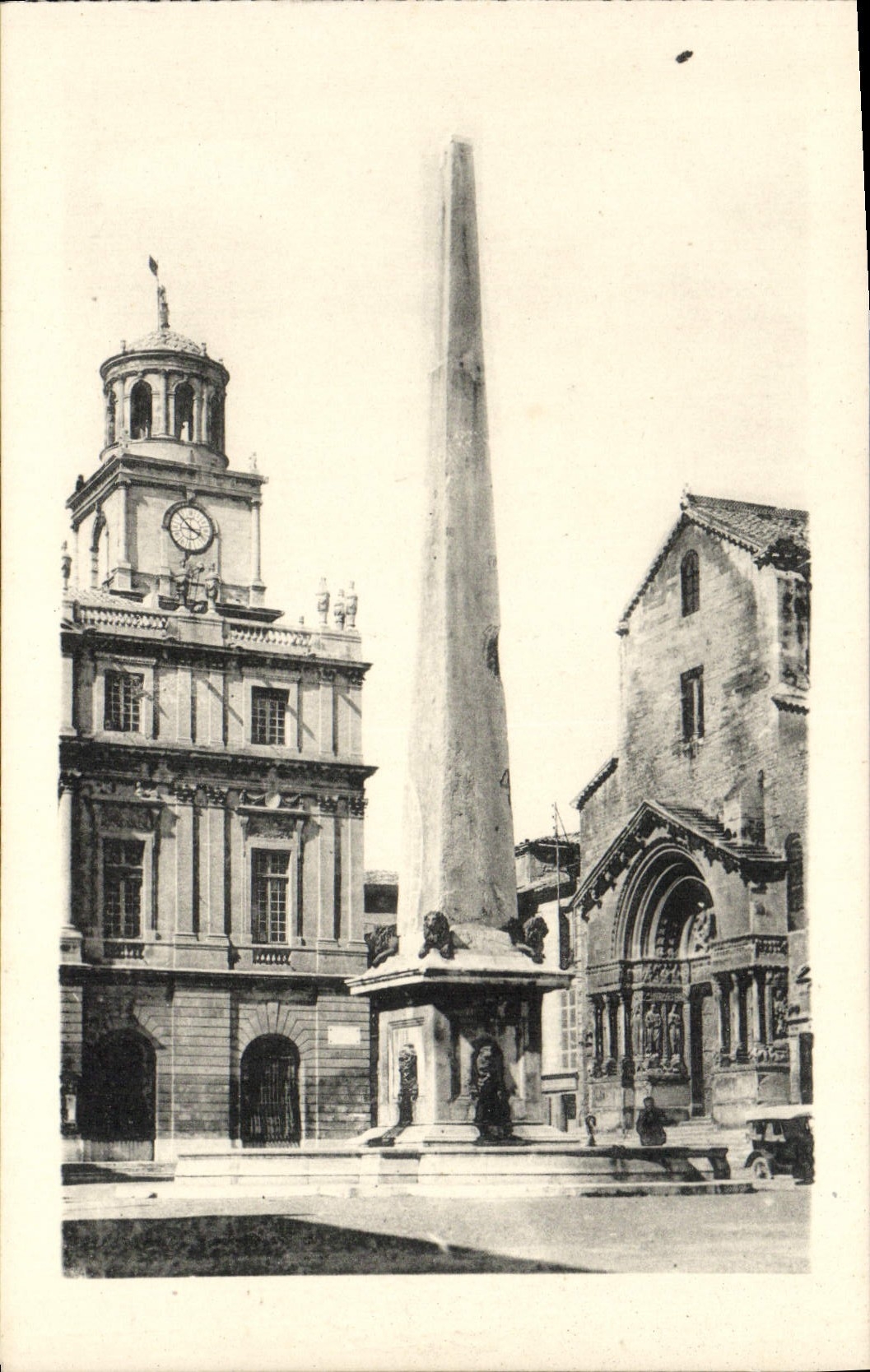 VINTAGE POSTCARD Arles Obelisque out of granite of Egypt is drawn up on the place of the Republic