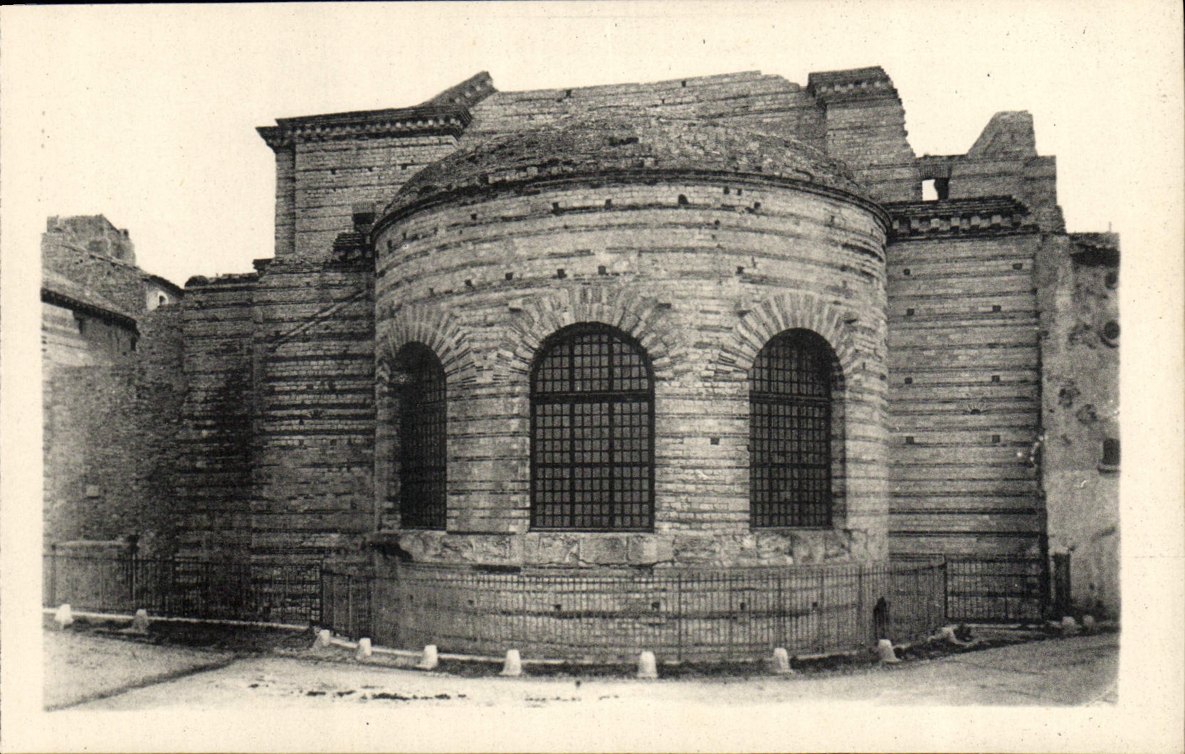 CPA Arles Le palais Constantin