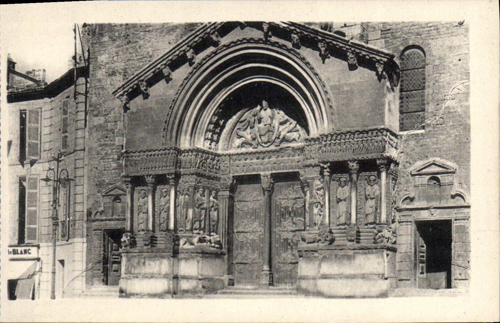 CPA Arles Facade de la Cathedrale St Trophime