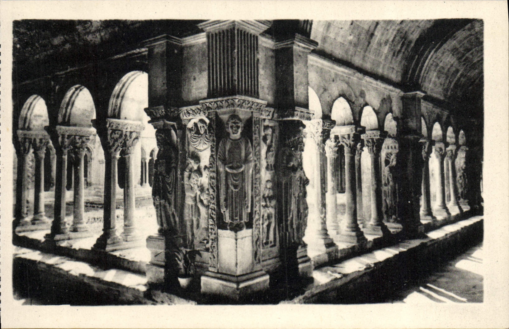 VINTAGE POSTCARD Arles Cloister St Trophime
