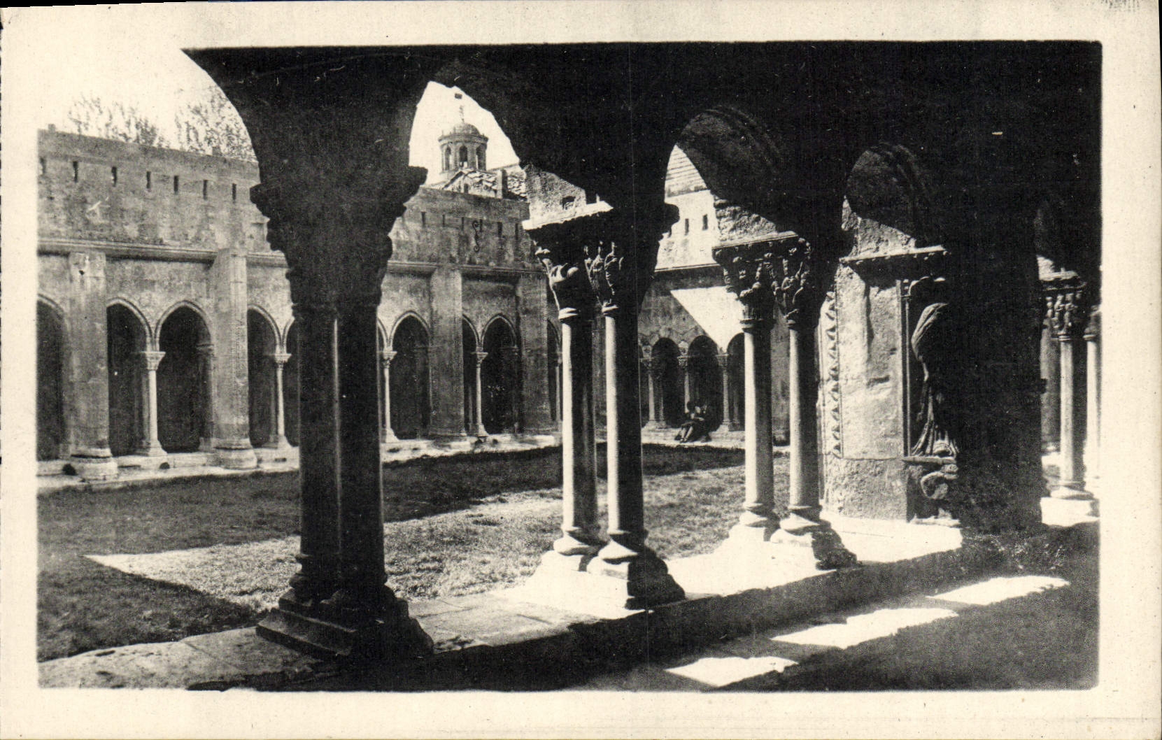 CPA Arles Cour du Cloitre de L'Eglise St Trophime
