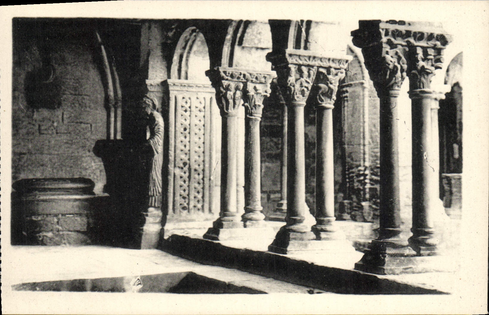 VINTAGE POSTCARD Arles Gallery of the cloister St Trophime and the well
