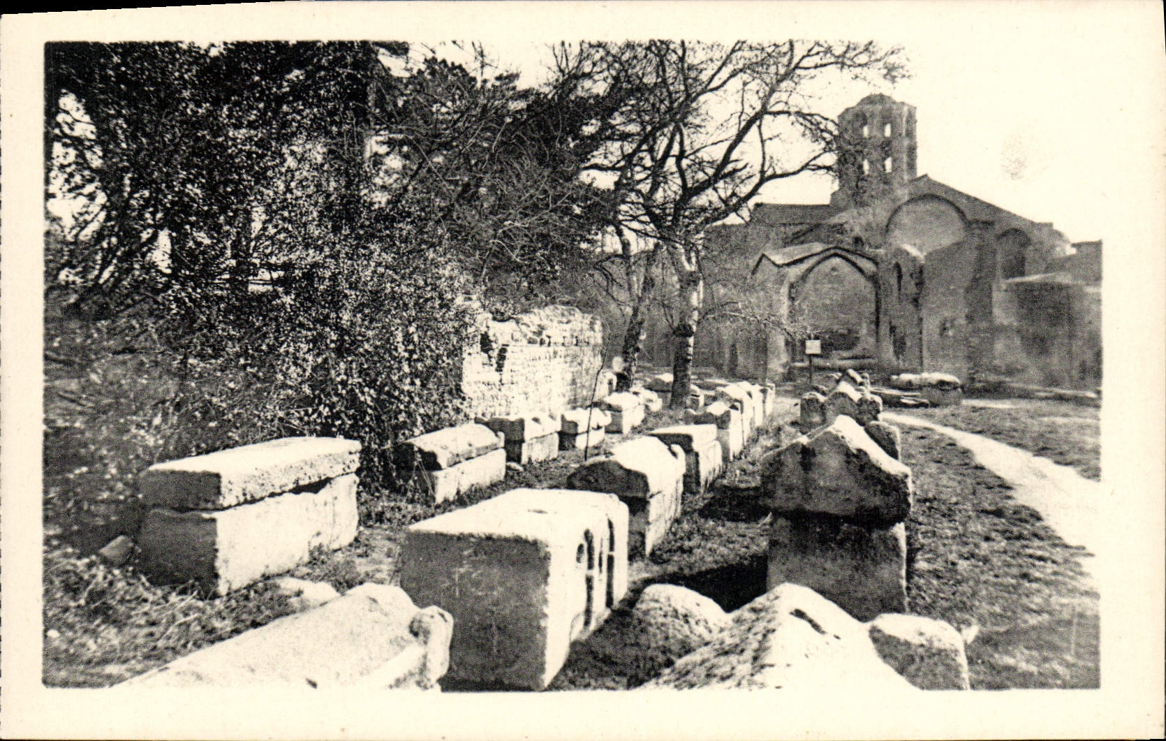 CPA Arles Sur Rhone Un Coin des Alyscamps Chapelle Saint Honorat