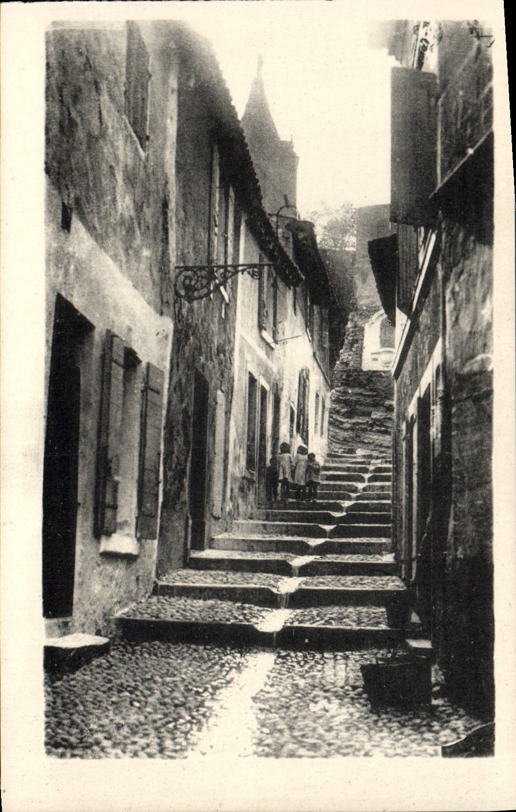 VINTAGE POSTCARD Arles Street of Castling