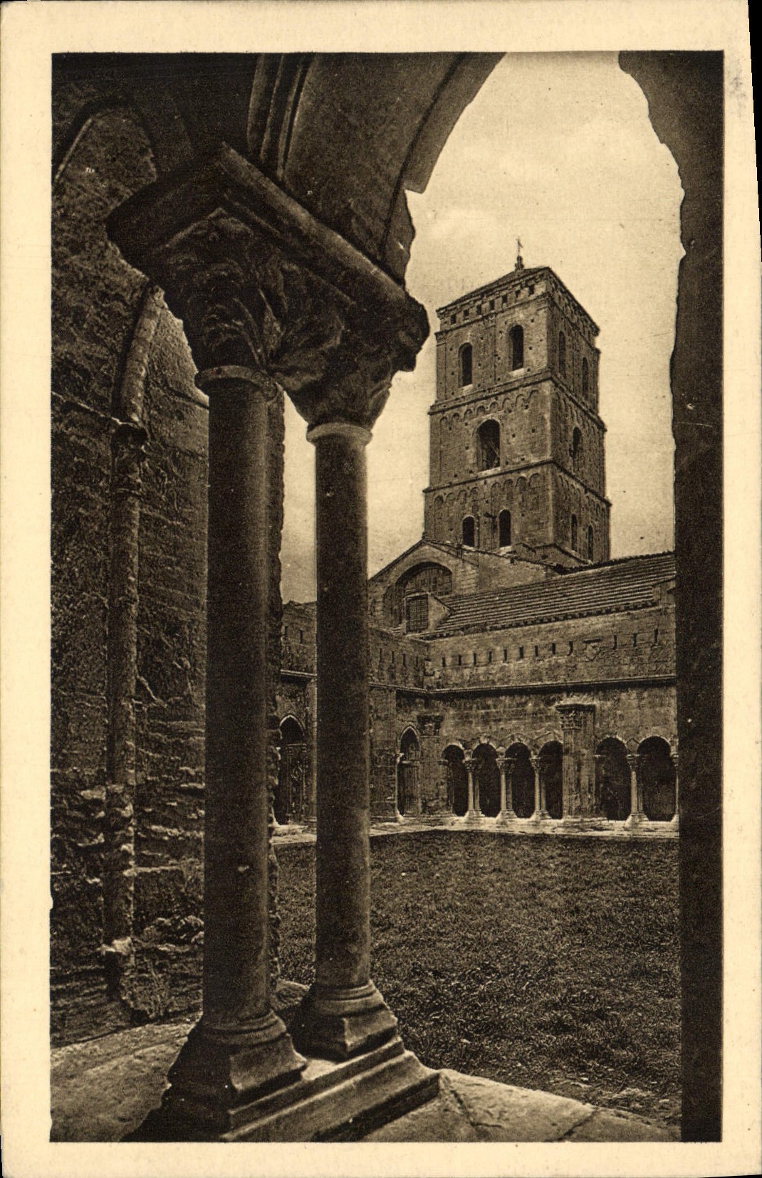 CPA Arles Cloitre Saint Trophime Interieur du cloitre et clocher Saint Trophime