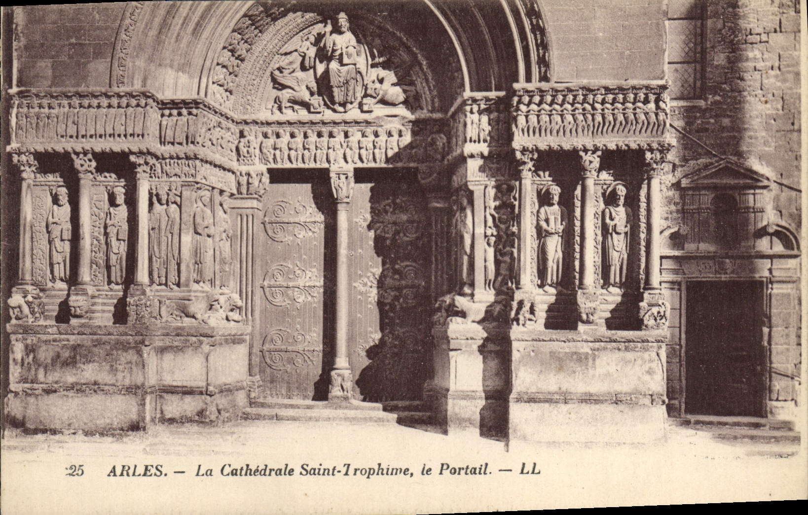 CPA Arles La Cathedrale Saint Trophime Le Portail