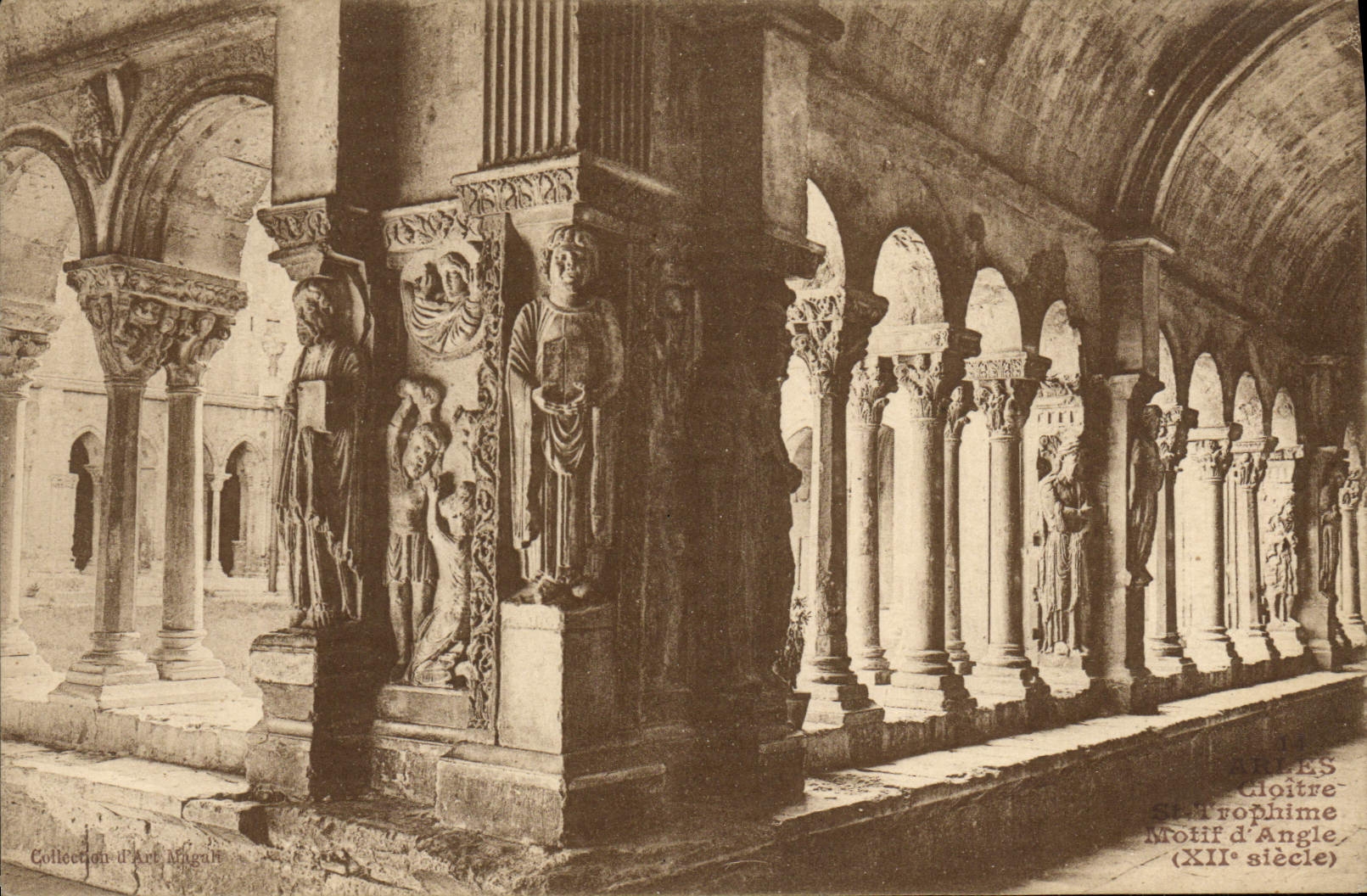 CPA Arles Cloitre Saint Trophime Motif d'angle