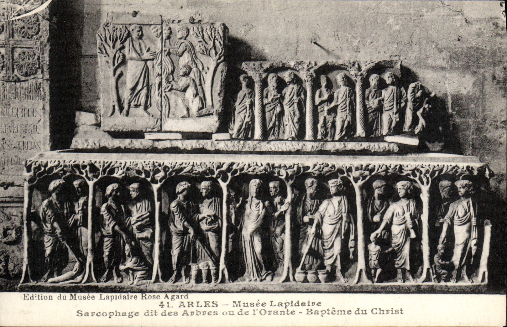 CPA Arles Musee Lapidaire Sarcophage dit des Arbres ou de l'Orante Bapteme du Christ