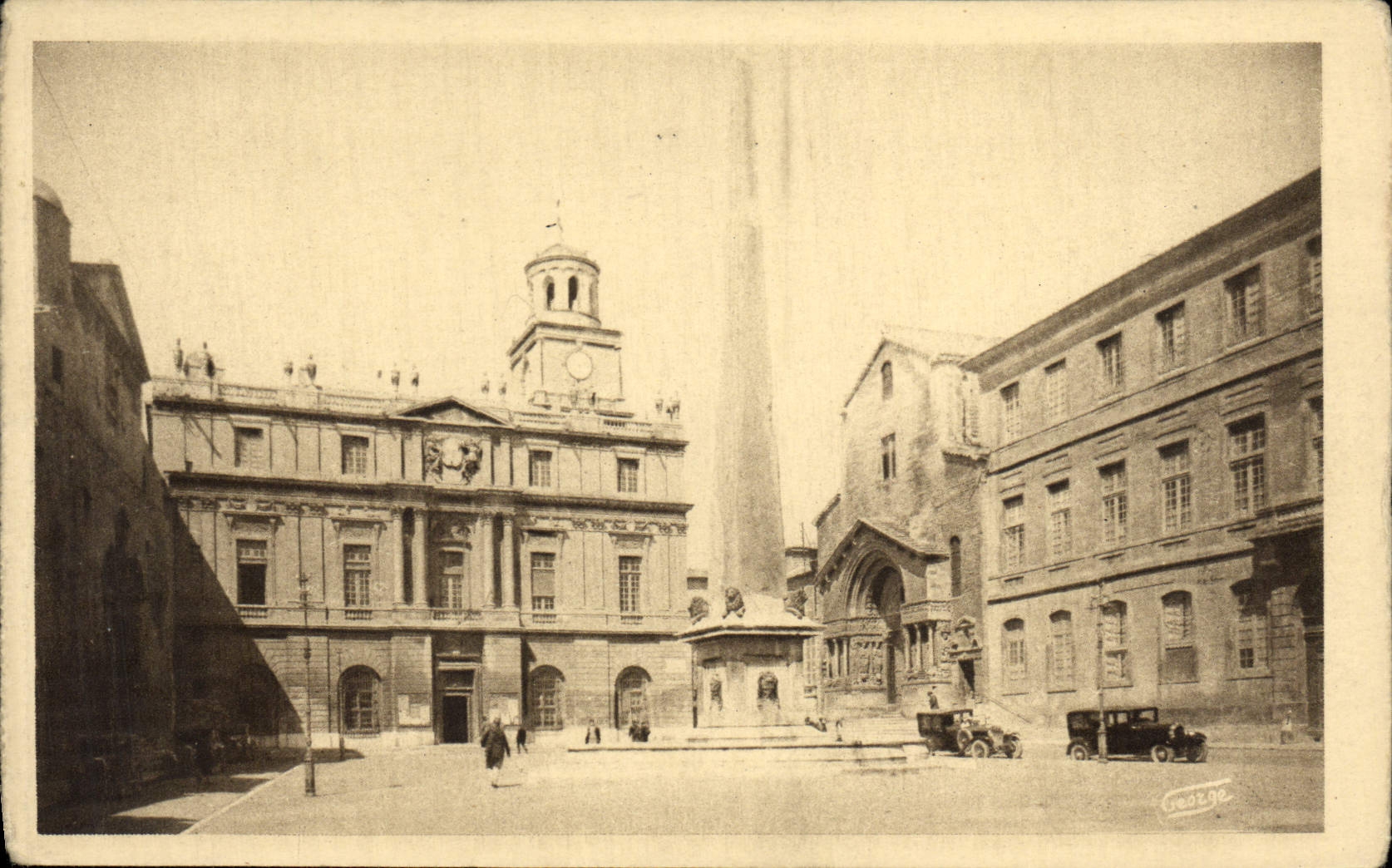 CPA Arles sur Rhone Place de L'Hotel de Ville