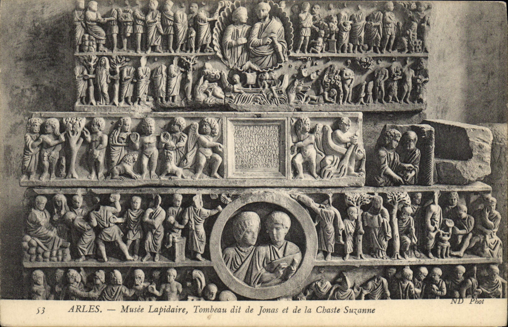 CPA Arles Musee Lapidaire Tombeau dit de Jonas et de la Chaste Suzanne