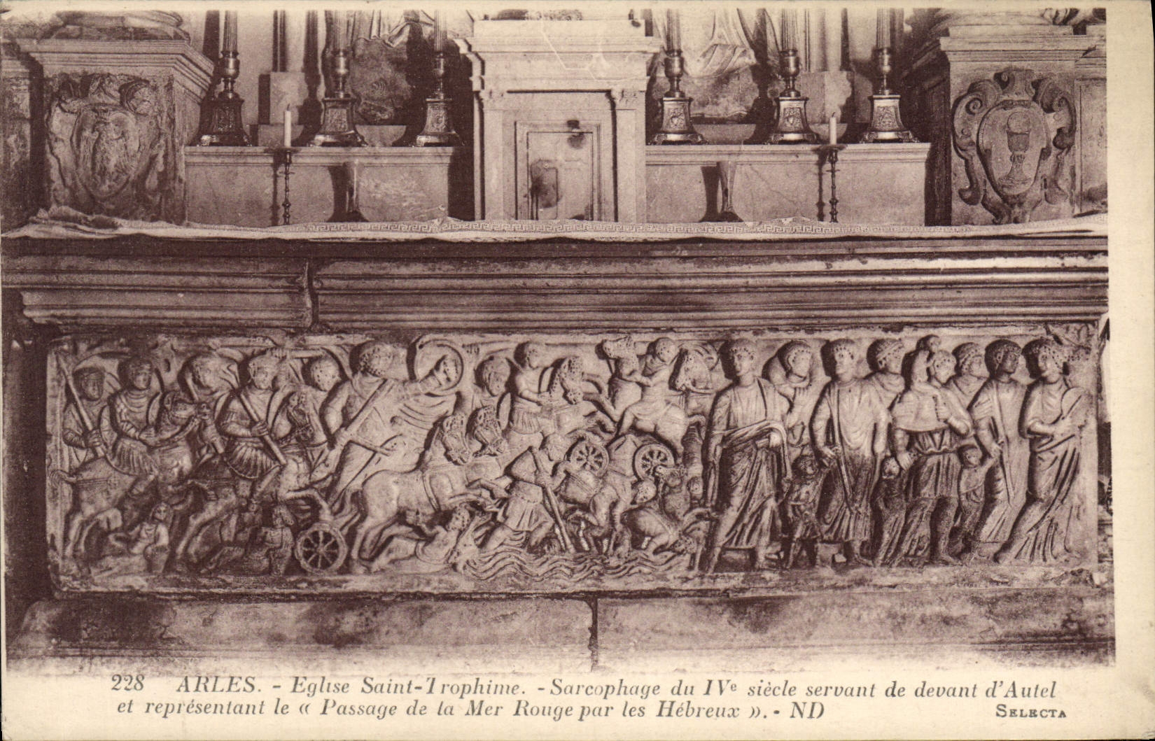 CPA Arles Eglise Saint Trophime Sarcophage du 4eme servant de devant d'autel Le passage de la Mer Rouge par les Hebreux