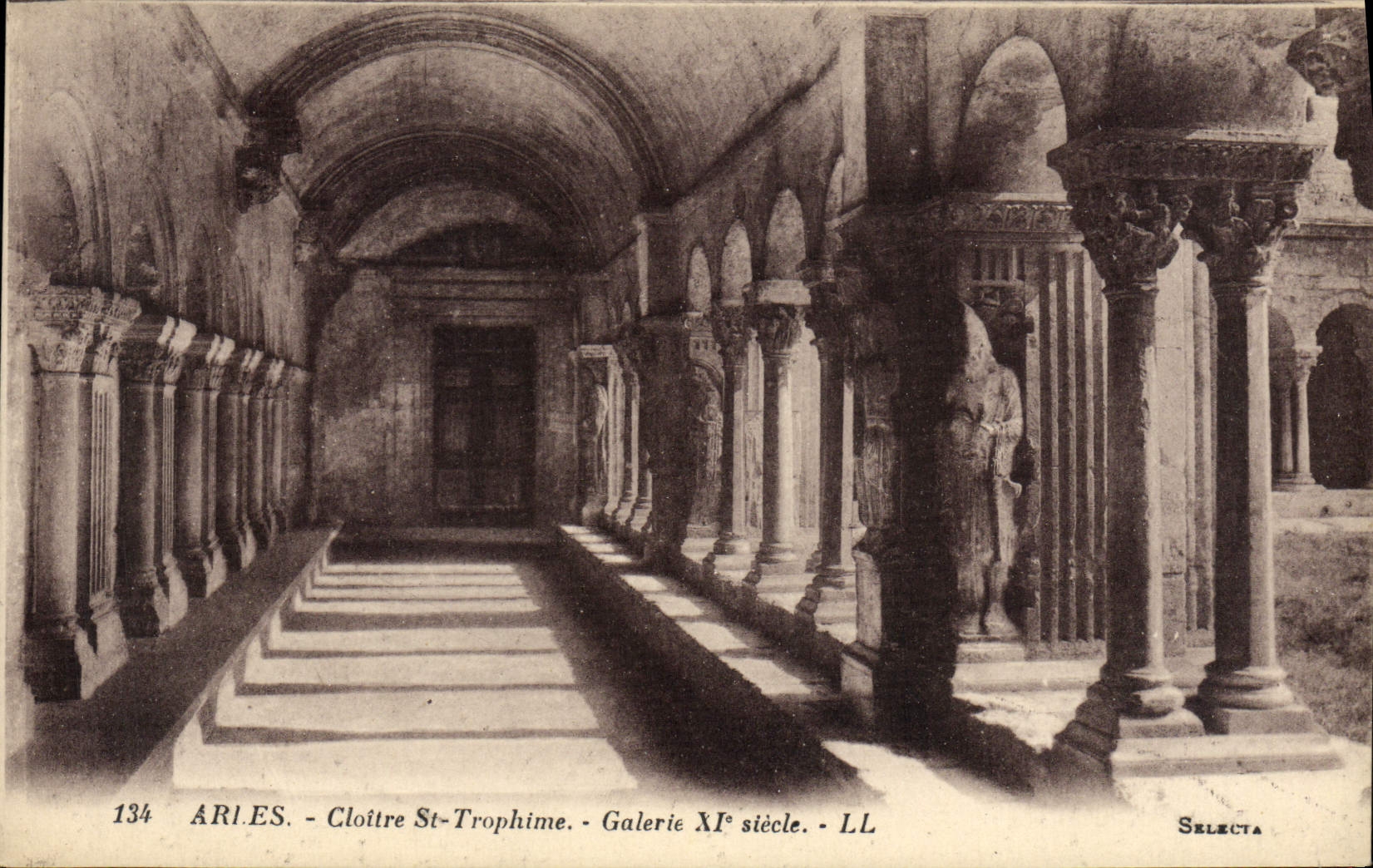 CPA Arles Cloitre de Saint Trophime Galerie 11eme