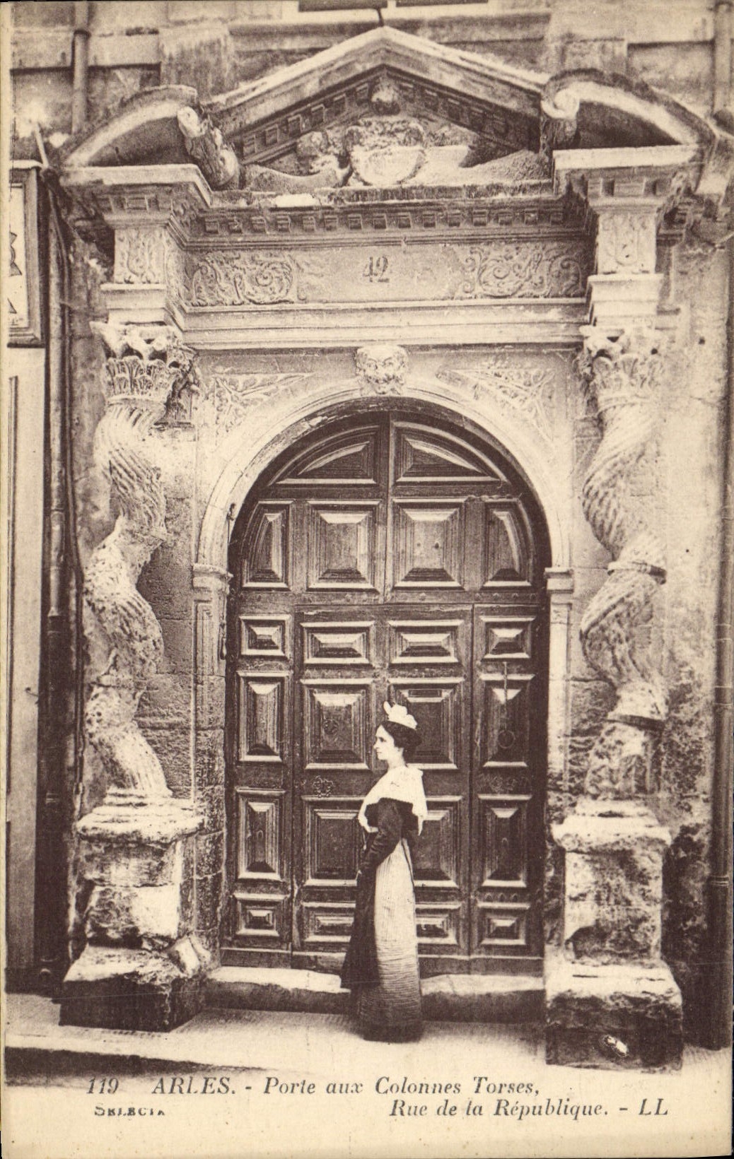 CPA Arles Porte aux Colonnes Torses Rue de la Republique
