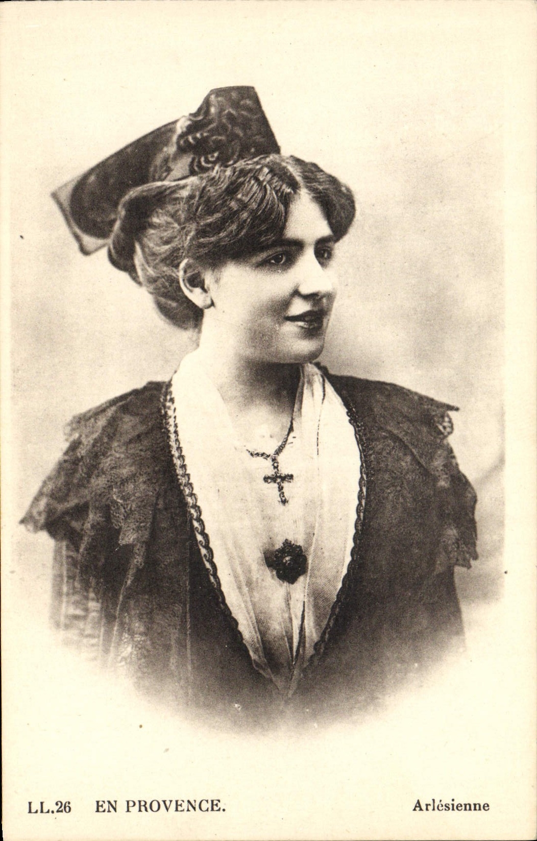 VINTAGE POSTCARD In Provence Arlesienne Folklore Costume