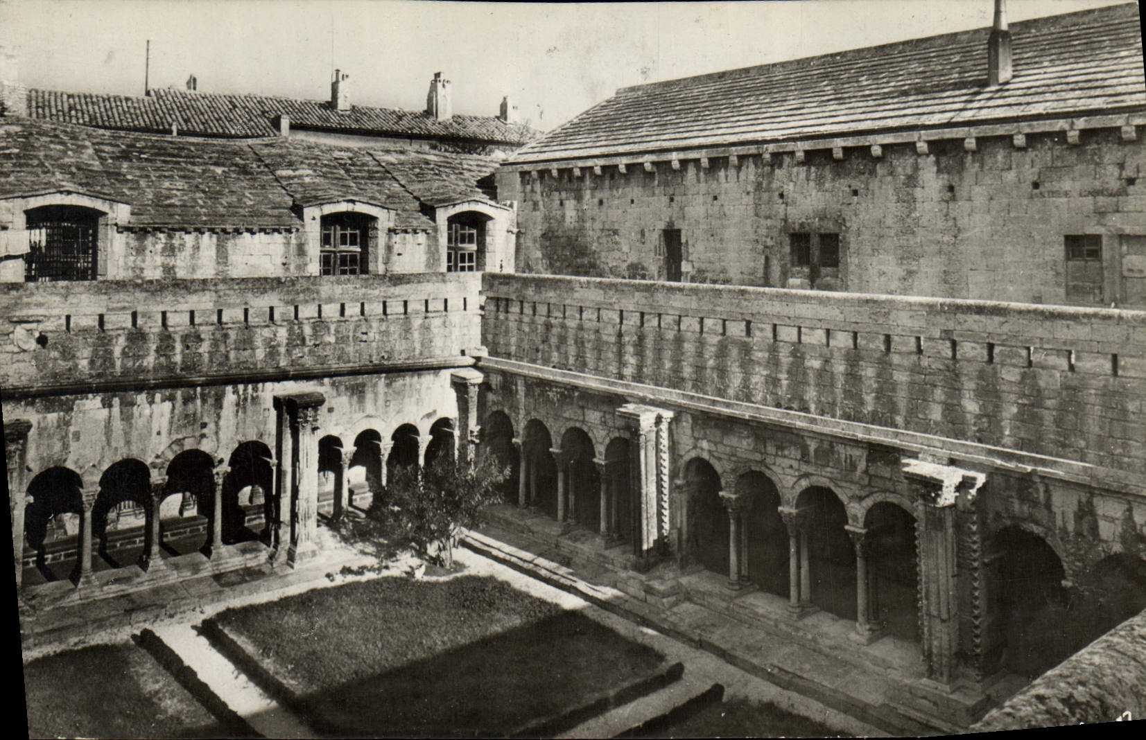 CPM Arles Cloitre de St Trophime