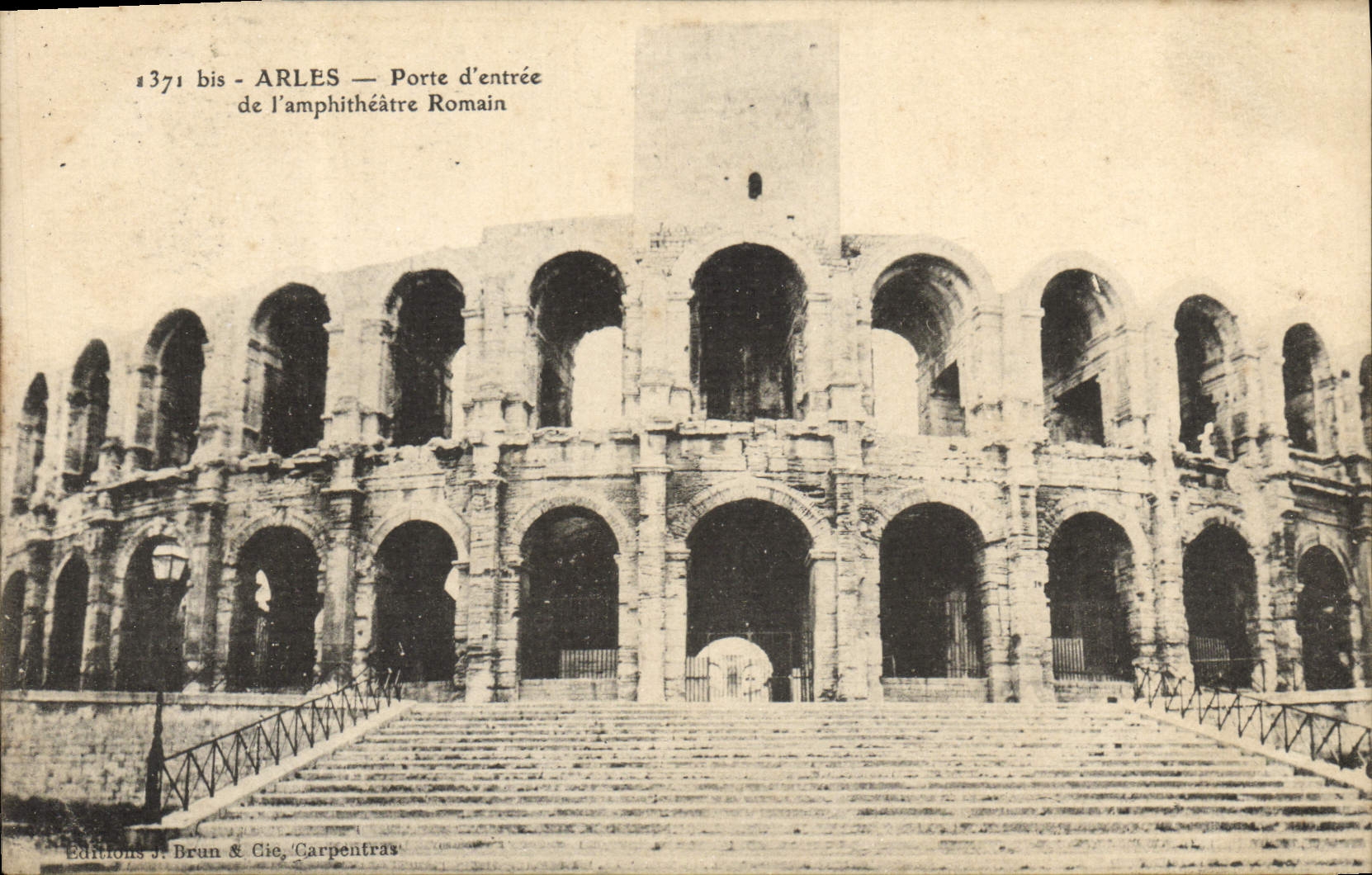 CPA Arles Porte d'entree de l'amphitheatre romain 