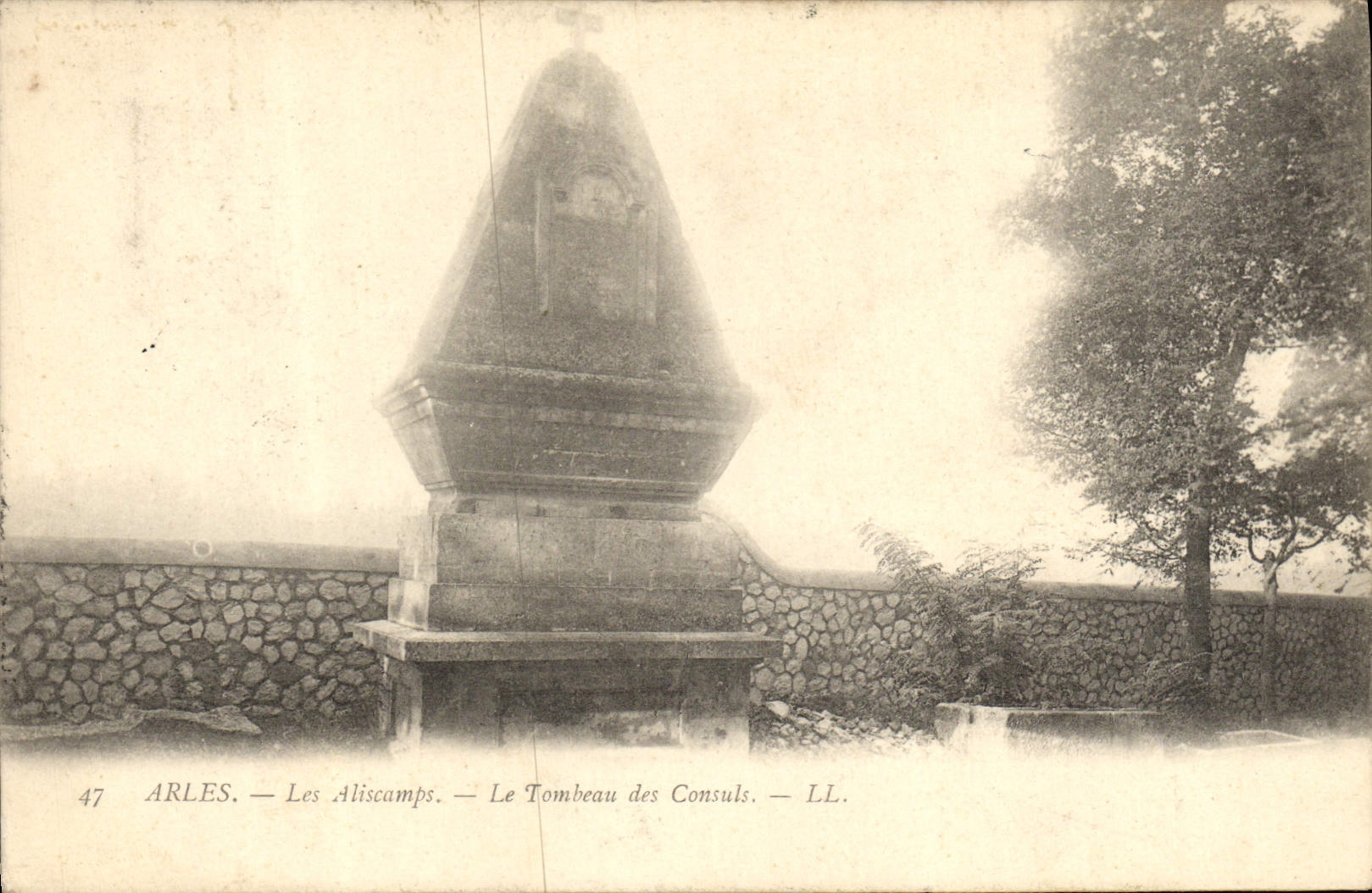 CPA Arles Les Aliscamps Le Tombeau des Consuls