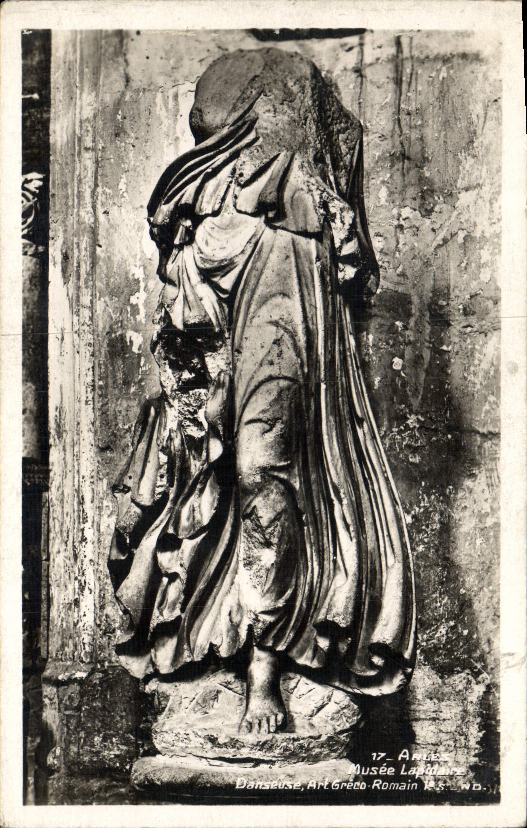 CPA Arles Musee Lapidaire Danseuse Art greco romain 