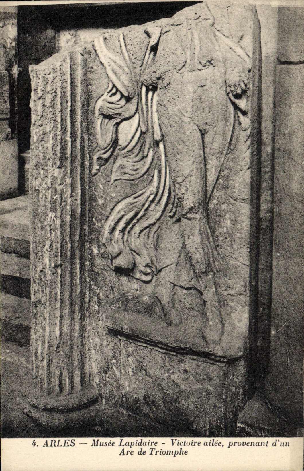 CPA Arles Musee Lapidaire Victoire alliee provenant d'un Arc de Triomphe