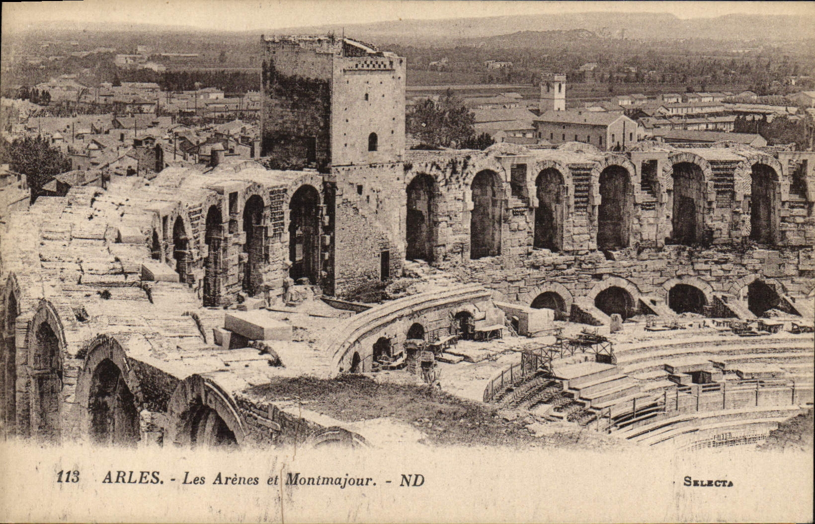 CPA Arles Les Arenes et Montmajour