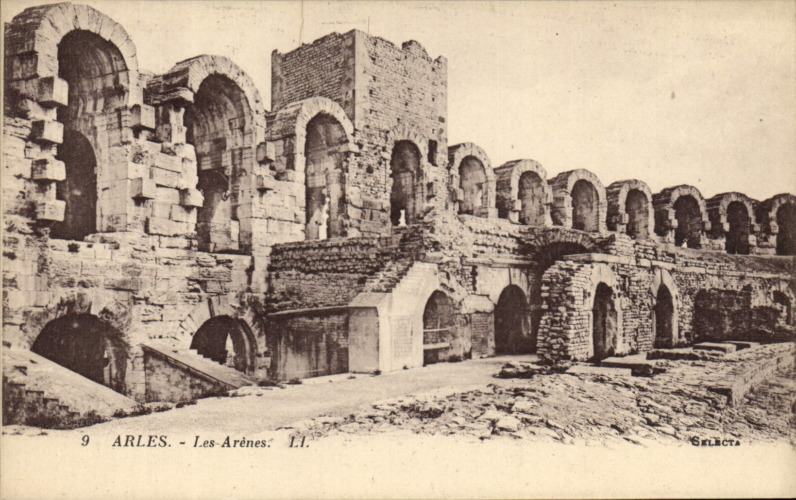 CPA Arles Les Arenes 