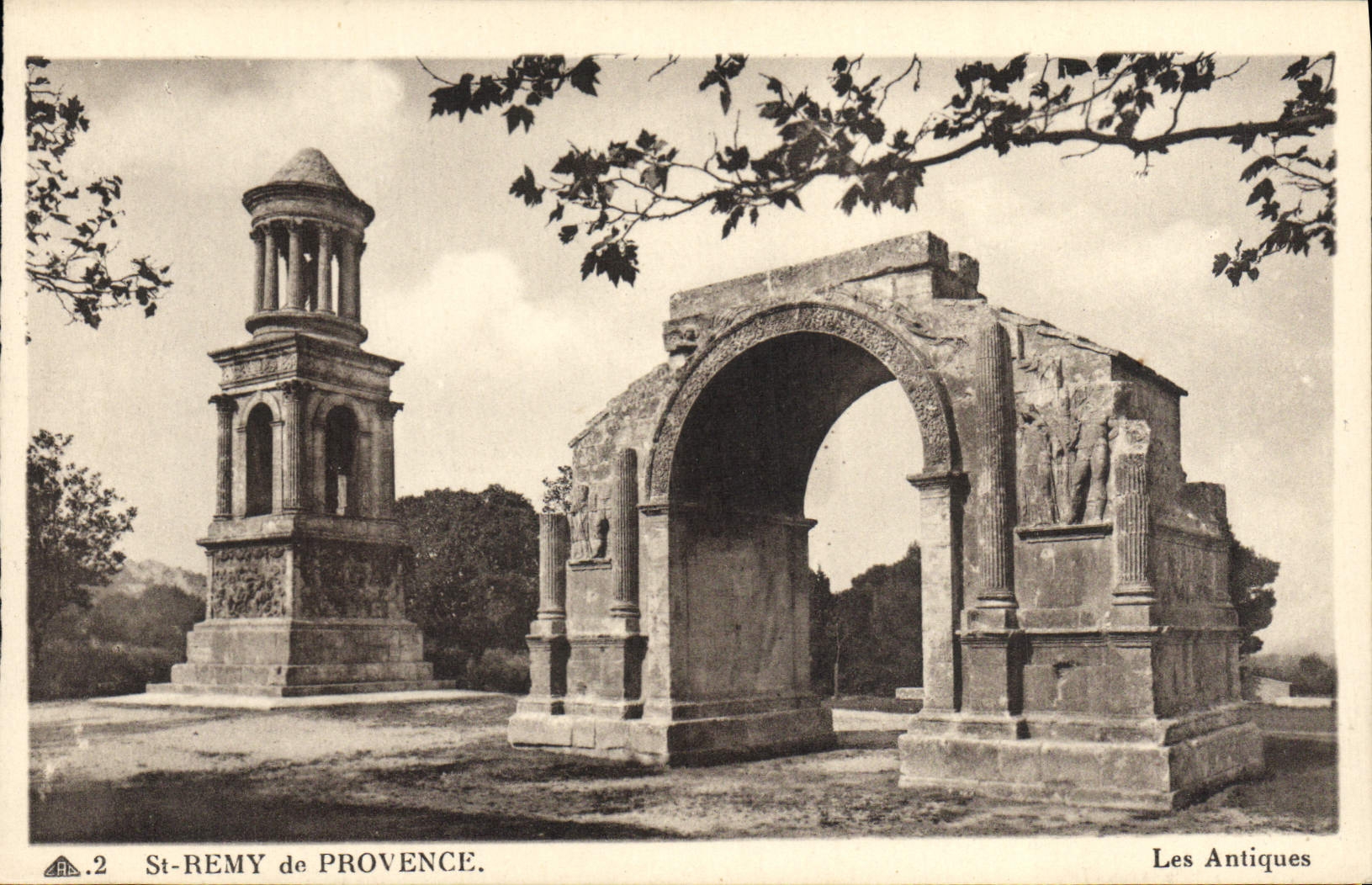 CPA St Remy de Provence Les Antiques