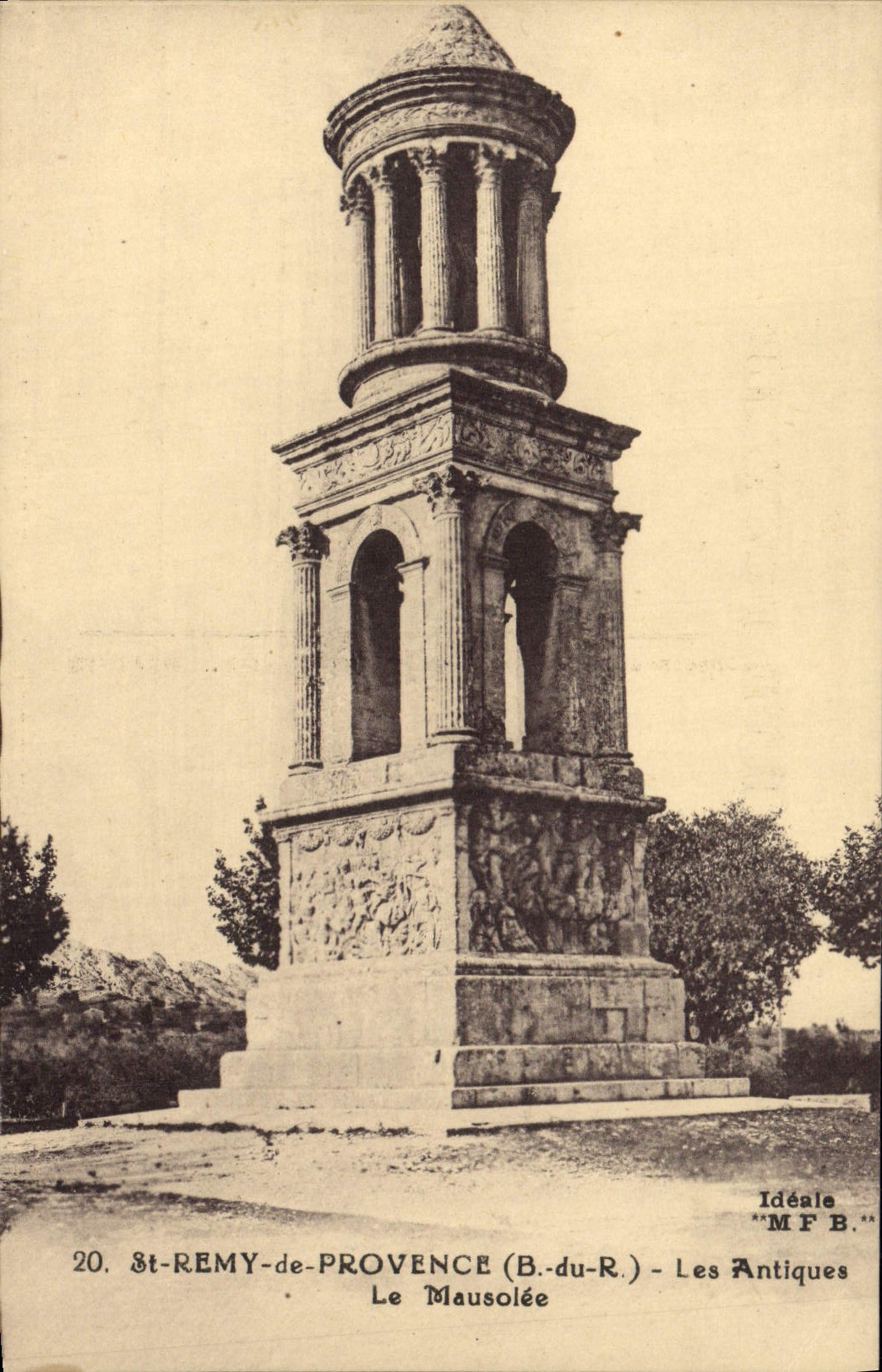 CPA St Remy de Provence Les Antiques Le Mausolee