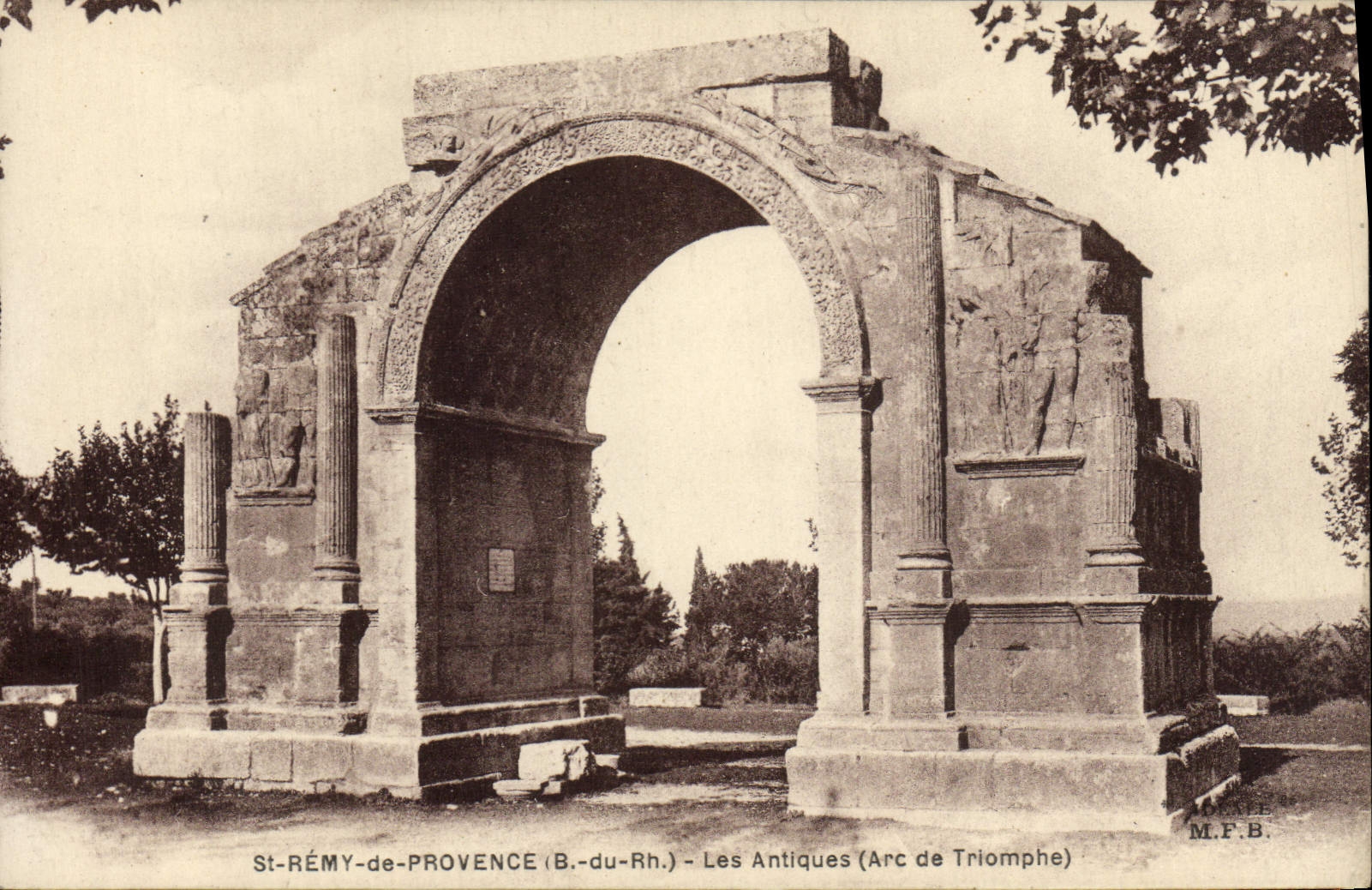 CPA St Remy de Provence Les Antiques Arc de Triomphe