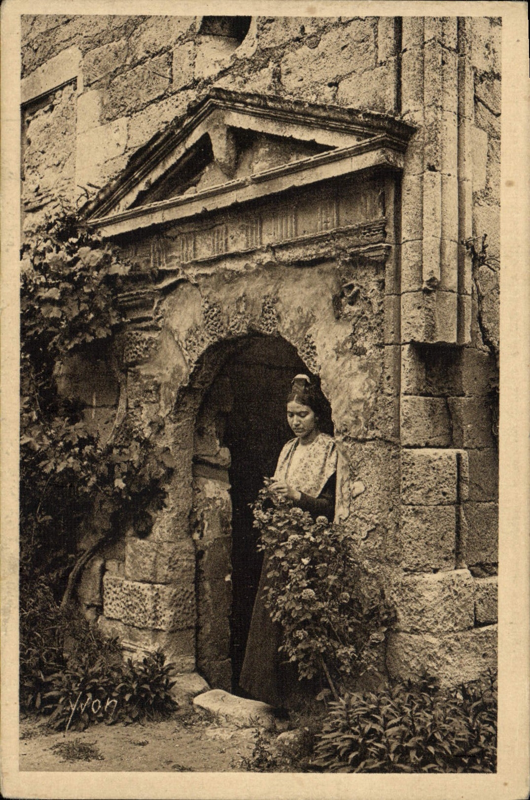 CPA Jeune fille et vieilles pierres de St Remy Folklore Costume