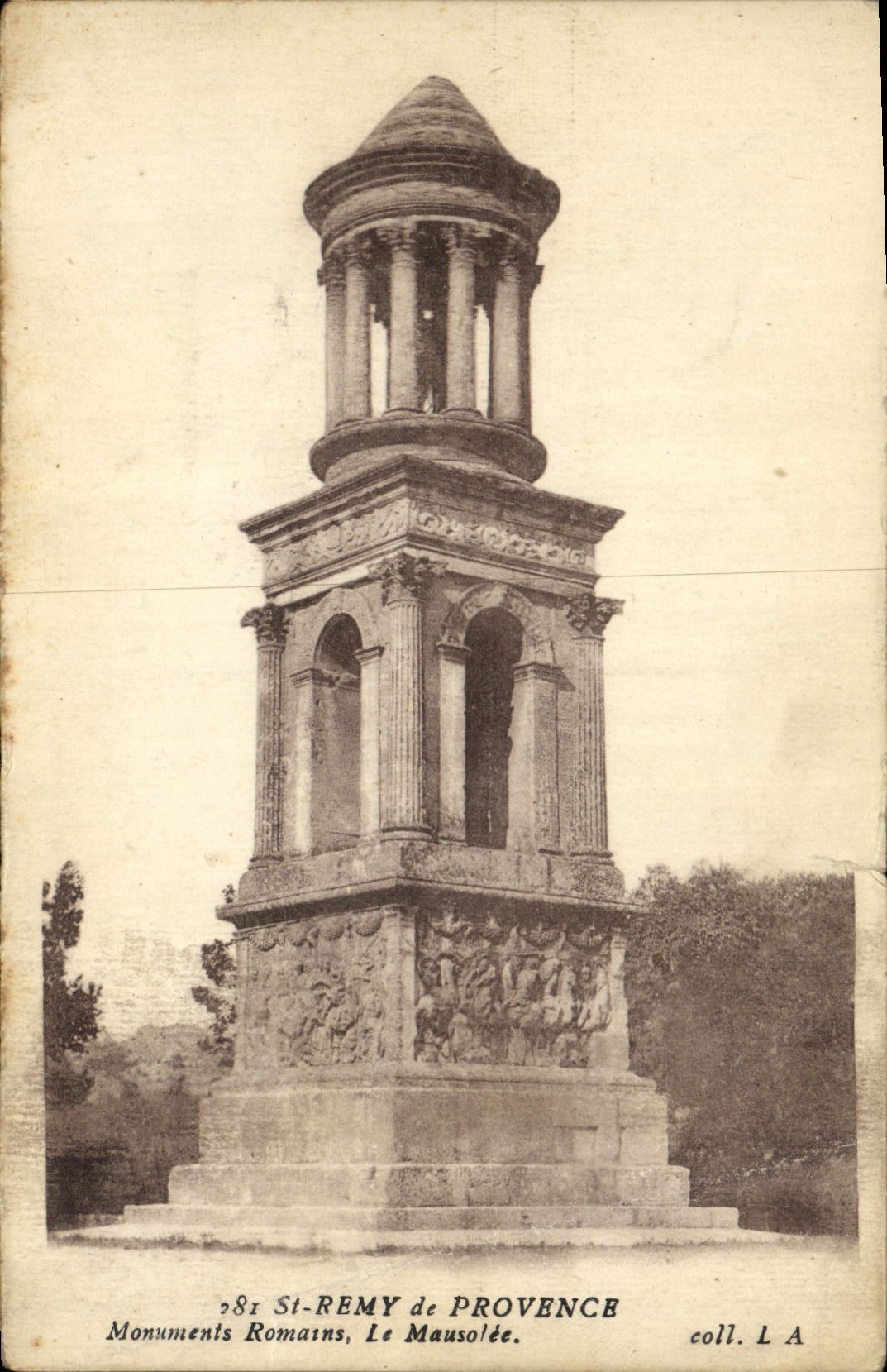 CPA Saint Remy de Provence Monuments romains Le mausolee