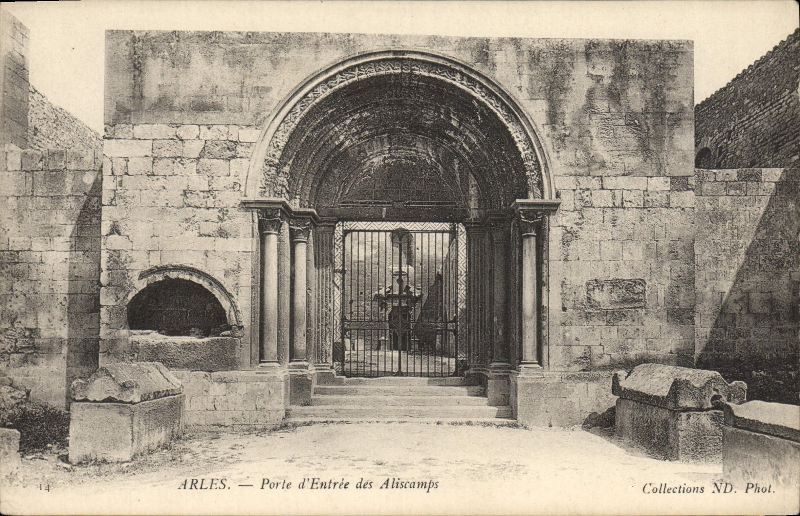 CPA Arles Porte D'Entree des Aliscamps