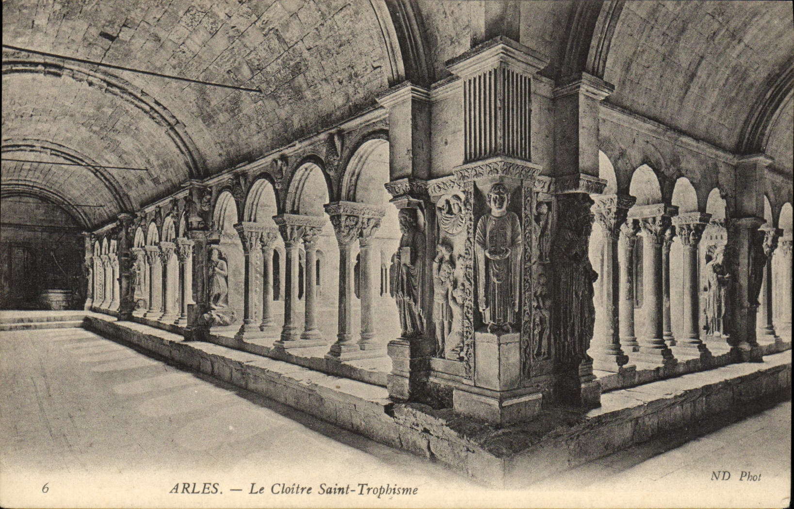 CPA Arles Le Cloitre Saint Trophisme