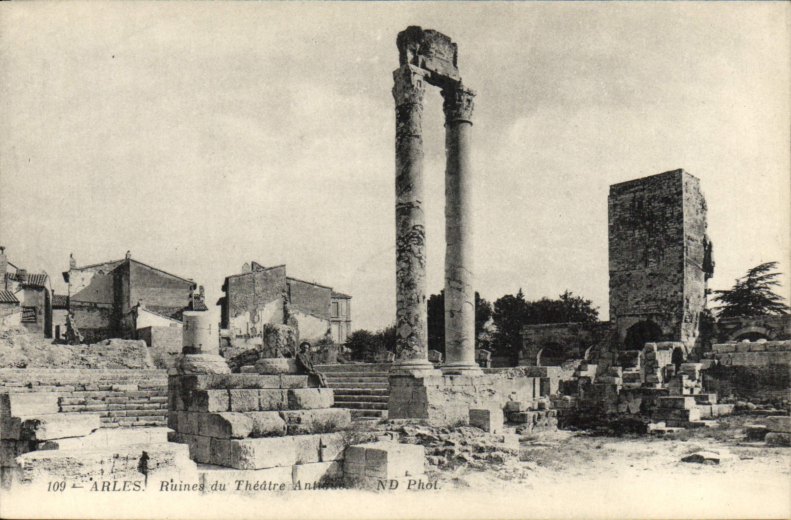 VINTAGE POSTCARD Arles Ruins of the ancient theater